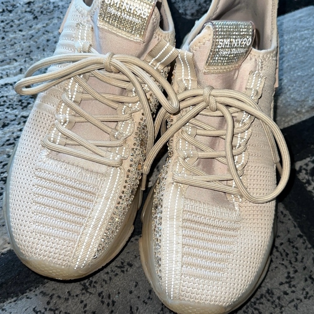 New condition Steve Madden NY 90 sneaker.